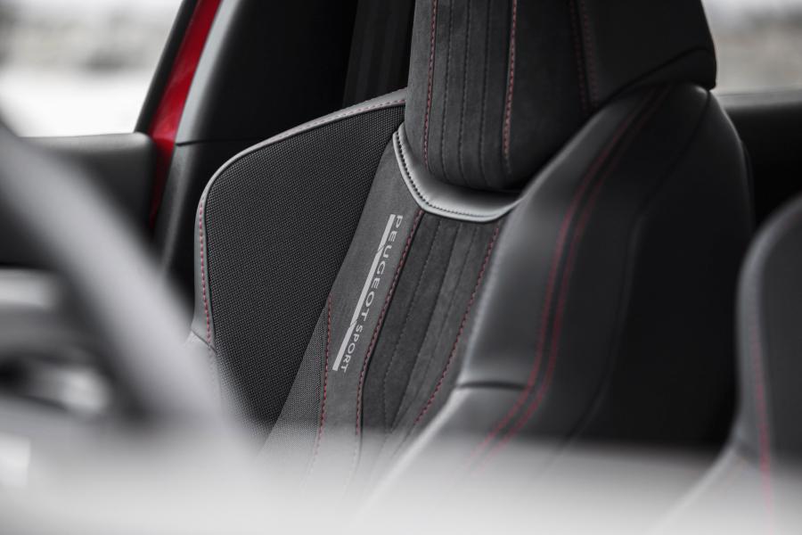 Детали интерьера Peugeot 308 GTi 2015 года  (фото 56 из 65)